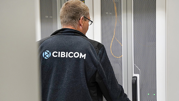 MEdarbejder i cibicom tøj i datacenter