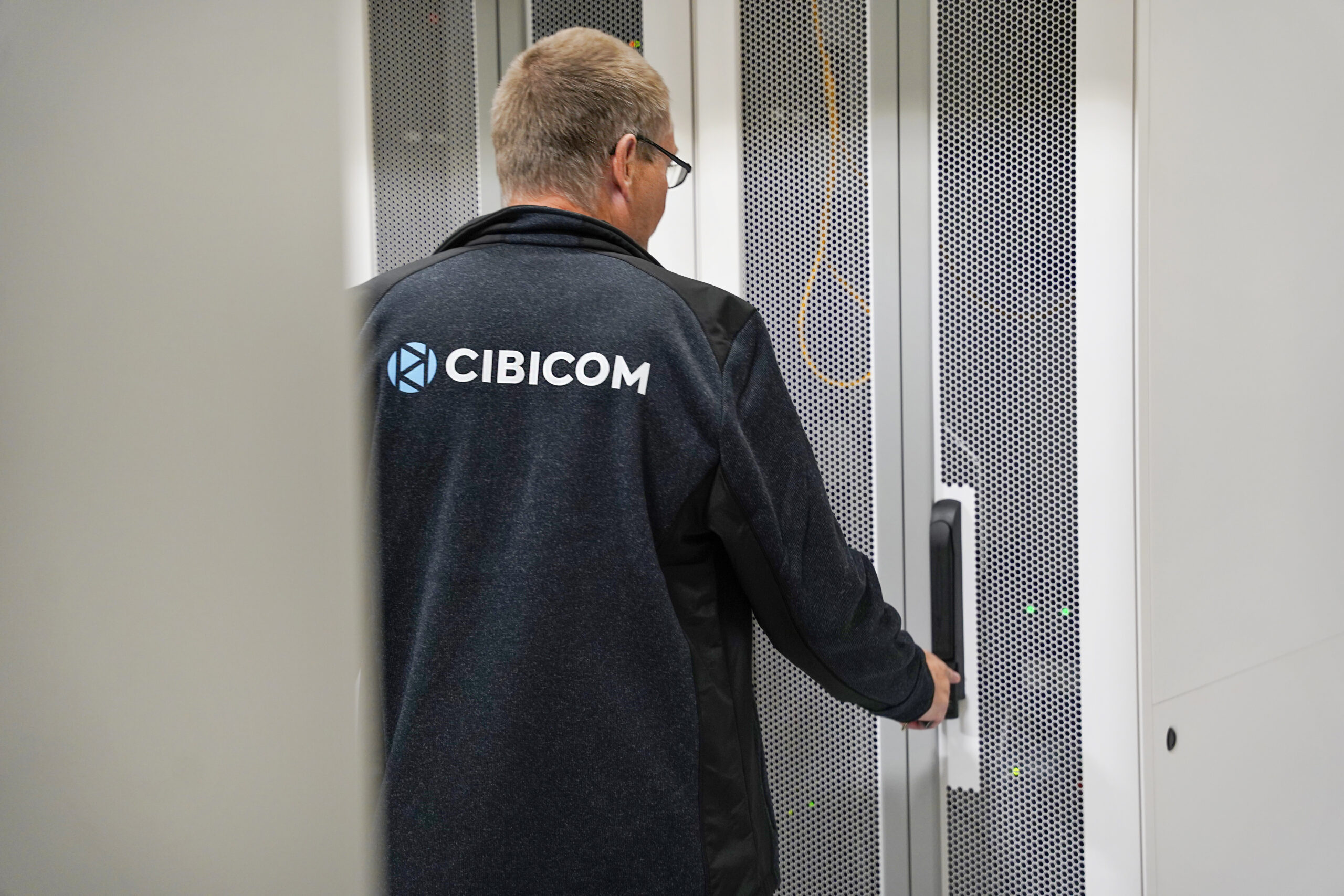 Cibicom pressebillede datacenter medarbejder